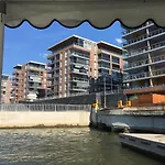 The View In With Private Balcony, Sauna, Car Park アパート